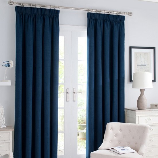 elegant-fönster-dekoration-mörk-blå-ogenomskinlig-gardiner-sammet