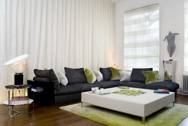 vardagsidéer för vardagsrummet antracit-soffa-vitt-soffbord-grönt-accenter