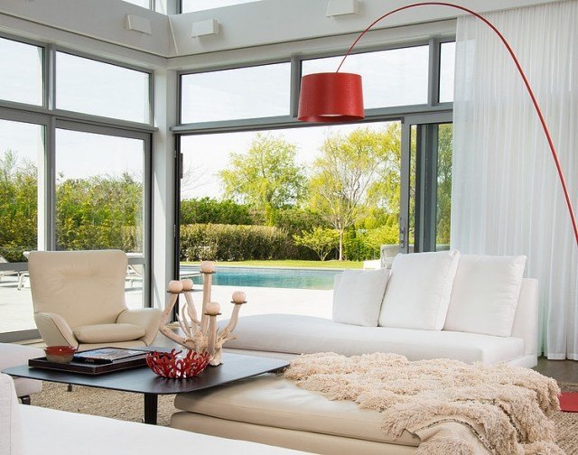 Levande idéer för vardagsrummet beige-vita-möbler-röda-accenter