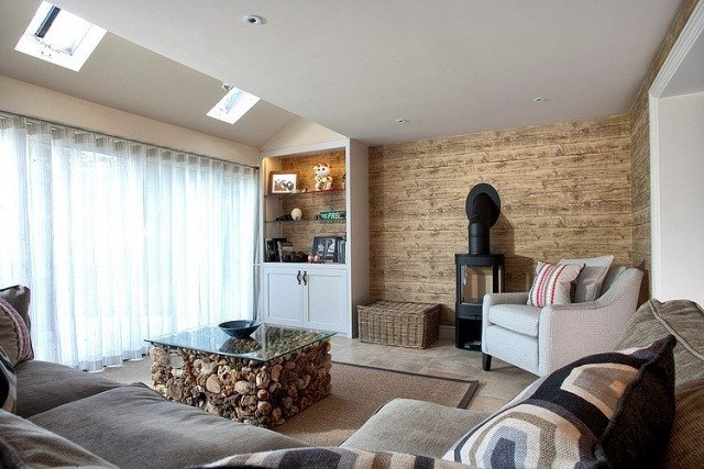 levande idéer-vardagsrum-trä-väggbeklädnad-soffbord-stenbrott sten-glasplatta