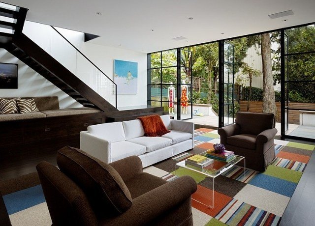 vardagsrum-arkitekt-hus-brun-vit-färgglad-matta