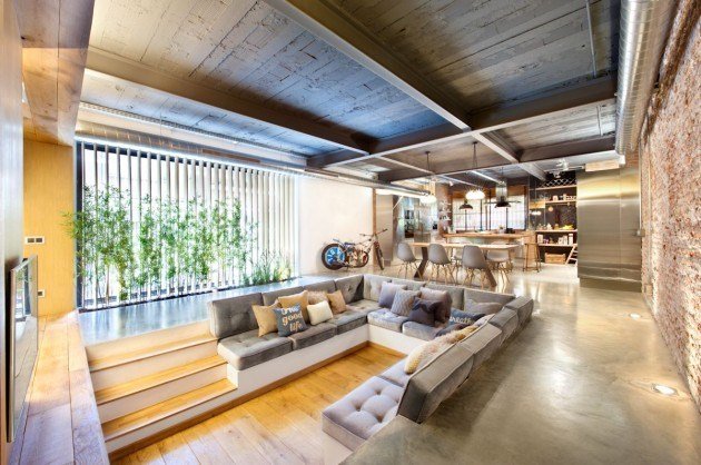 vardagsrum-möbler-sjunkna-sittgrupp-grå-soffa-polerad-betong-golv