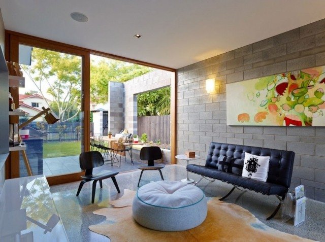vardagsrum-design-grå-vägg-golv-kakel-skjutdörrar-terrass
