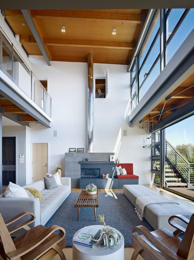 vardagsrum-högt i tak-arkitekt-hus-grått-trä-vitt