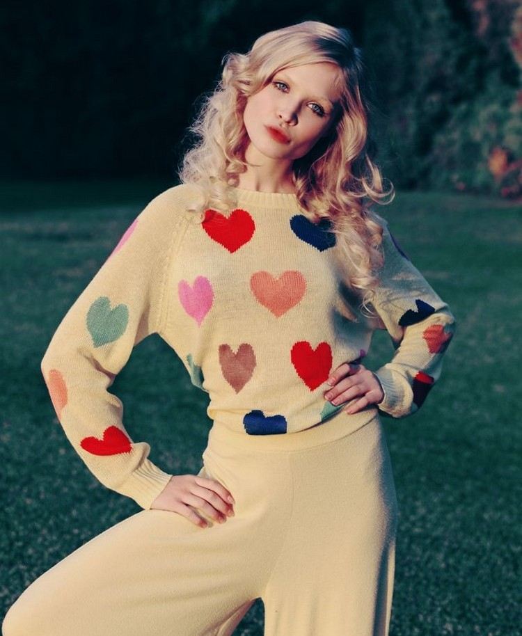 70-talets modefeststickade-tröja-hjärtan-motiv-breda byxor