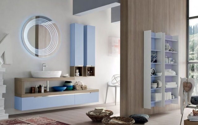 badrumsinredning idéer INNAN-badrum-möbler-ljus blå-trä-indirekt-belysning