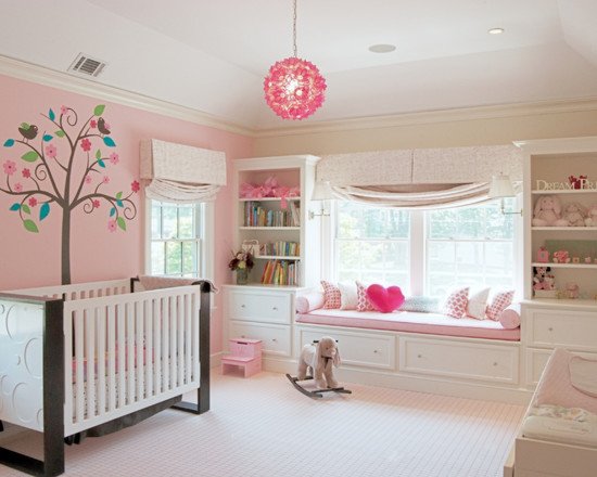 barnrum med fönsterbrädan rosa väggar hängande lampa väggdekaler
