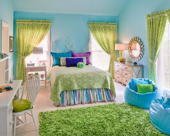 barnrum färgglada färger säng filt puff blågrön matta fönster gardiner