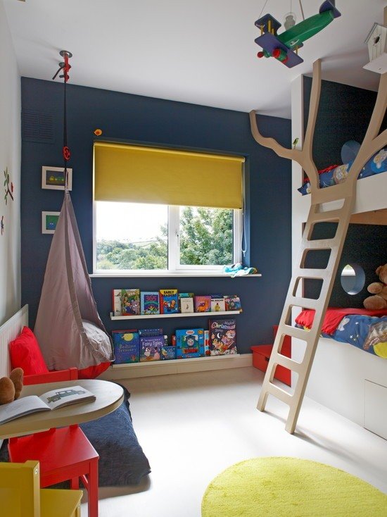 våningssäng med stege modernt barnrum målar vägg mörkblå