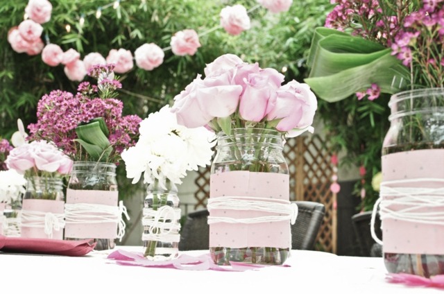 dekorerade säsongsblommor syltburkar vit tråd rosa papper