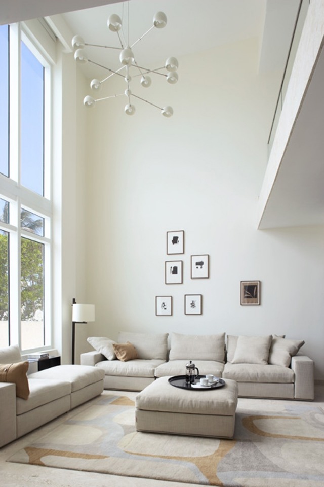 Belysning i vardagsrummet neutralt färgat-stort-fönster-fram-stål-hängande lampa