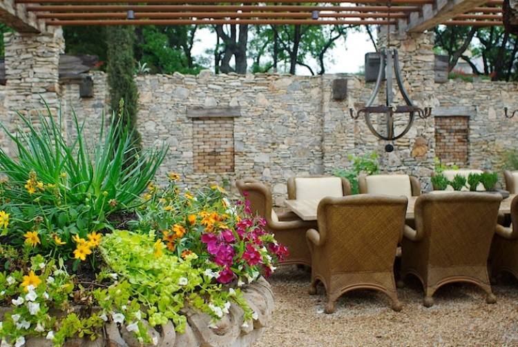 idéer-terrass-design-syd-medelhavsväxter-blommor-sittplatser-sten-tak i natursten