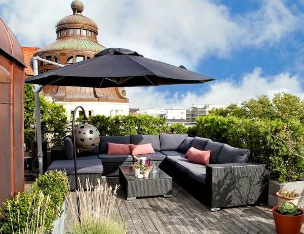 Rotting-hörn-soffa-parasoll-med-stå-stad-utsikt-trä terrass-tak