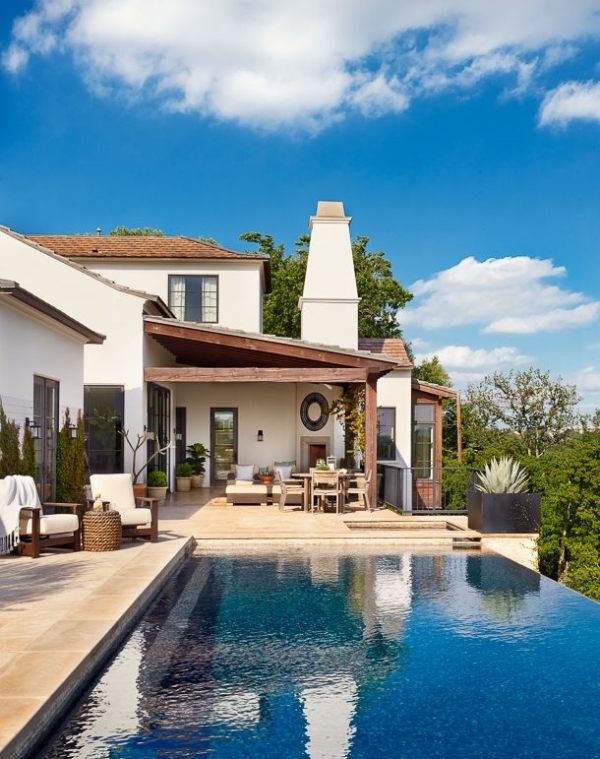 modernt hus-pool-sommar-terrass-täckt-bekvämt inredda