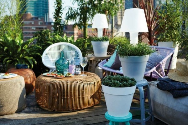 vävda möbler-södra-känsla-på-terrassen-växter-krukor-färska