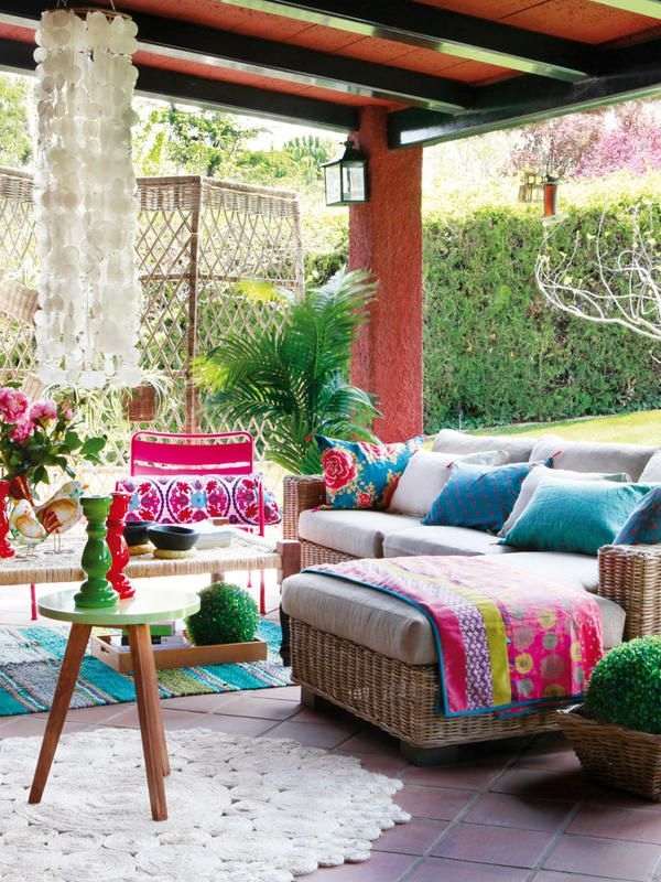 täckt-terrass-möbler-idéer-ovanliga-textilier-mönster-ljusa-färger