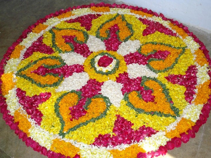 Kolam Rangoli με τα λουλούδια