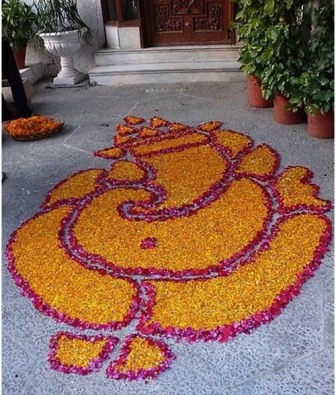 Λόρδος Ganesha Rangoli με λουλούδια