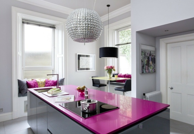 Laminerat-med-rostfritt stål-look-kök-ö-hörn-bord-och-fuchsia-färg
