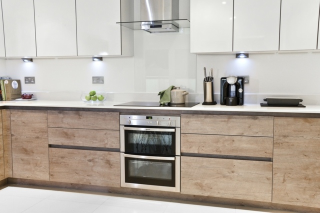 Trälook-köksskåp-högblank-look-lime-i-glasskålen