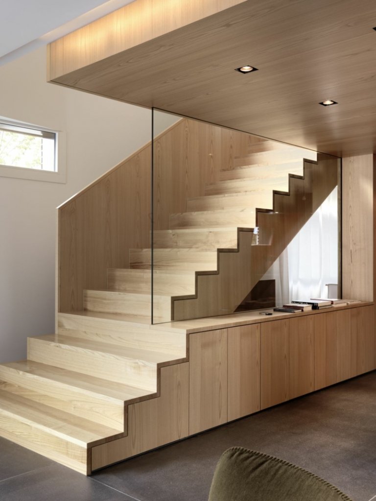 modern design trappa ljus trä design glasräcke minimalistisk inredning