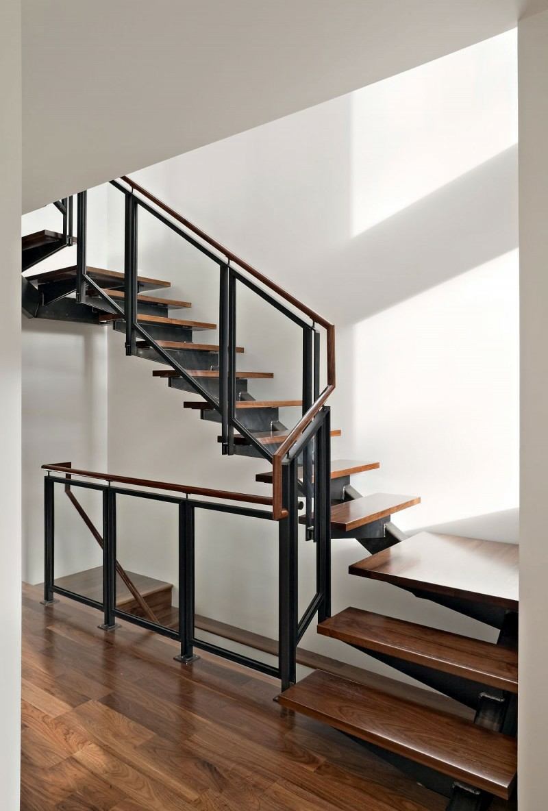 modern design trappa metall trä trappa ledstång glas