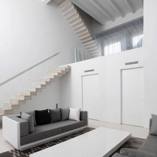 minimalistisk vikt trappa betonghus vit väggfärg