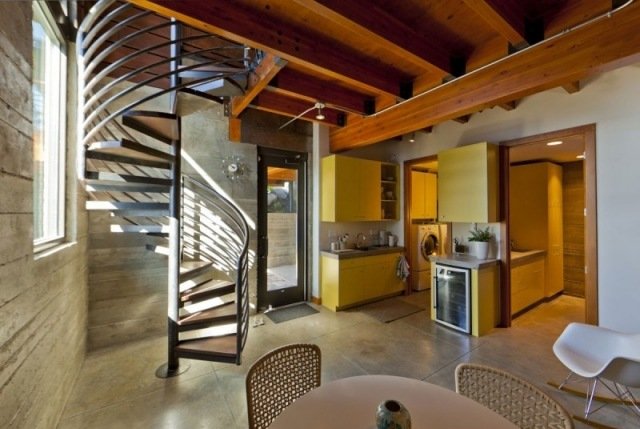 Utrymmesbesparande trappa spiraltrappa design moderna lägenhet färger