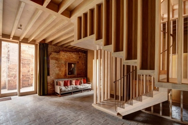 Stringer trappa i trä, modern räcke design