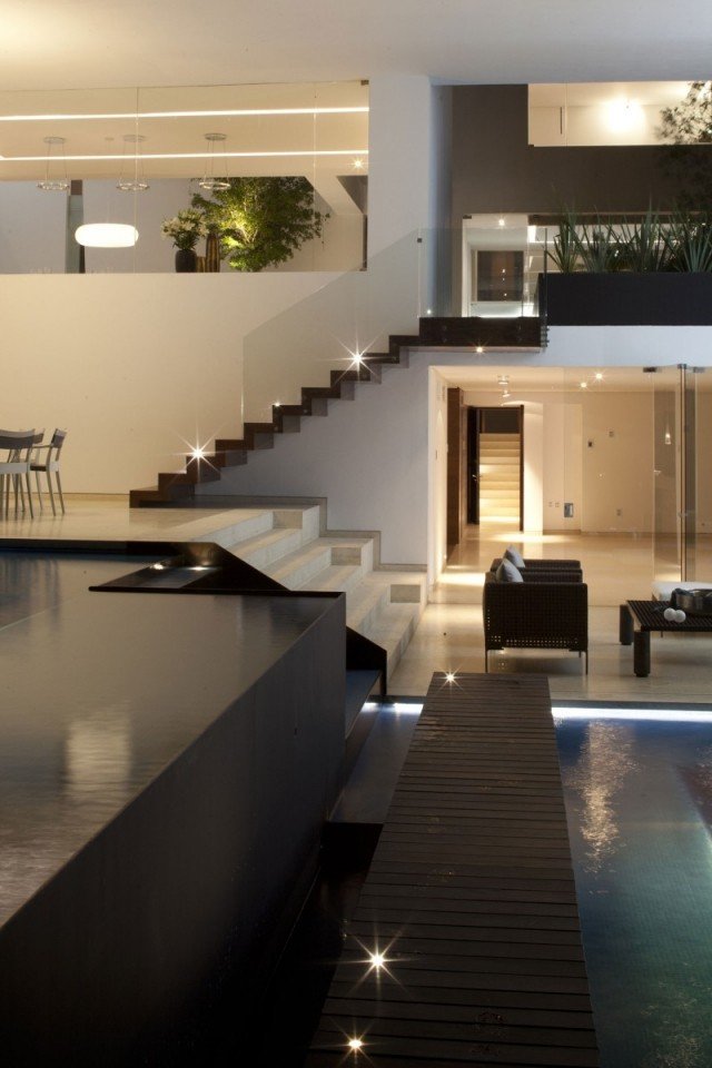 Vikta trappor modernt designidéhus med inomhuspool