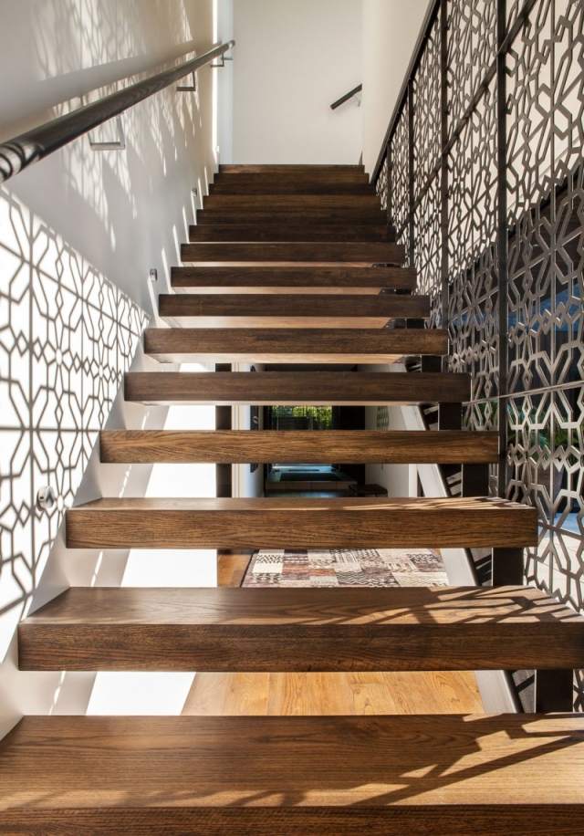 Moderna trappor-trätrappor, räcken-formade prydnader