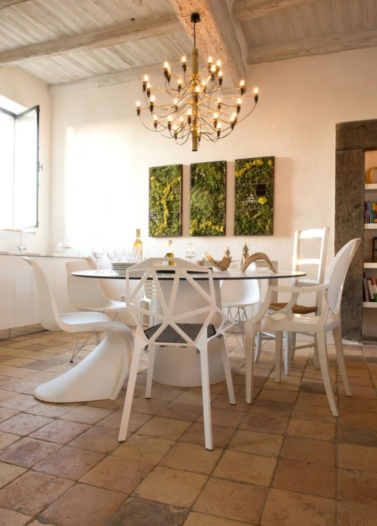 matsal-idéer-modern-rustik-mix-terrakotta-golv-bord-glas-topp-olika-stolar-vit
