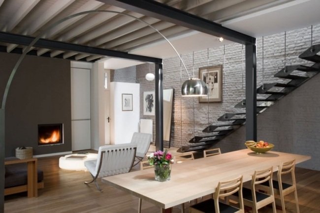 Öppet vardagsrum modernt trä matbord golvlampa ek Maison Franken