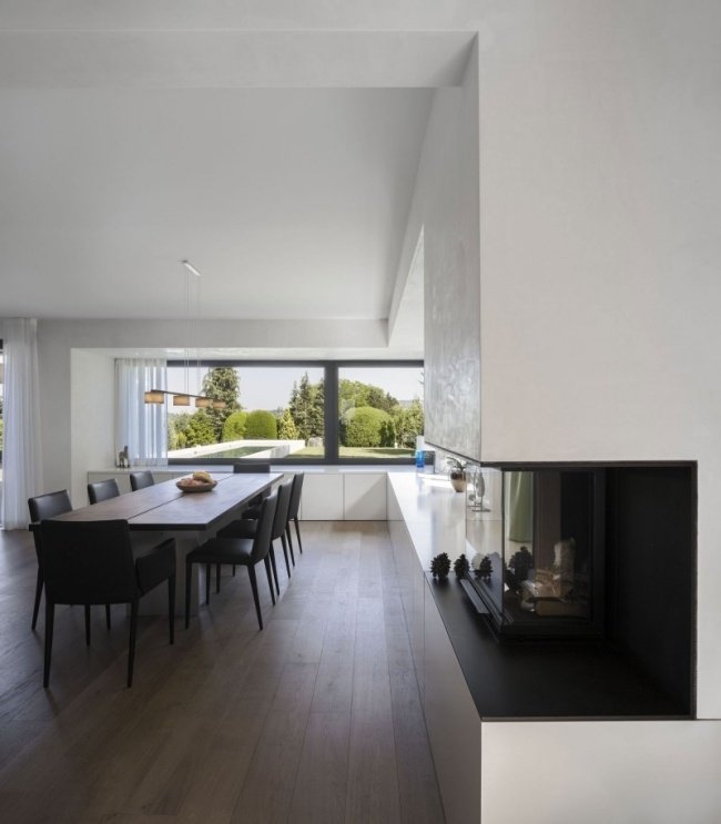modern lägenhet matsal inredning öppen spis svart möbel hus av Arx