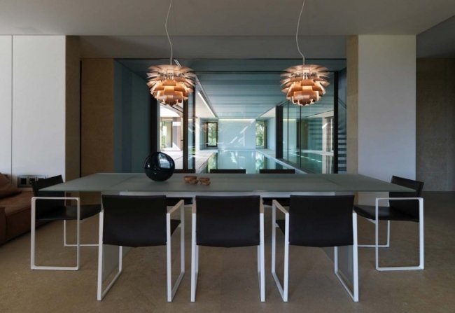 modern matsal svart svart vit taklampor Villa G
