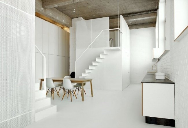 minimalistiskt kök matplats trä matbord vita stolar Loft Lägenhet