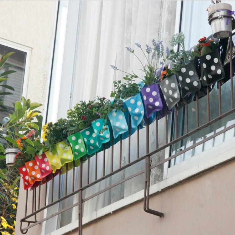 Balkongidéer hängpåsar-balkongblommor-färgglada-prickade