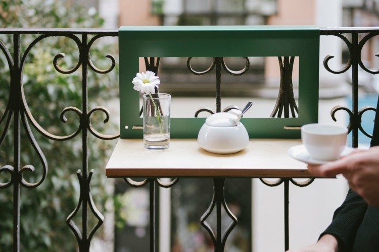 balkong-idéer-hopfällbart bord-grönt-metall-trä-te-set-vas-blomma