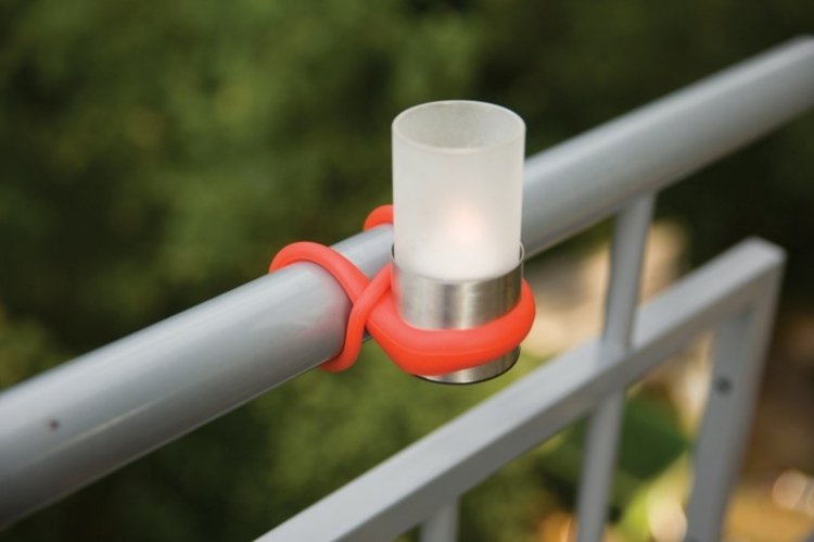 balkong-idéer-silikon-värmeljushållare-röd-metall-glas-räckefäste