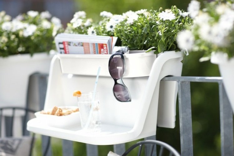 balkong-idéer-plast-blomma-låda-tavla-vit-mellanmål-magasin-svarta glasögon