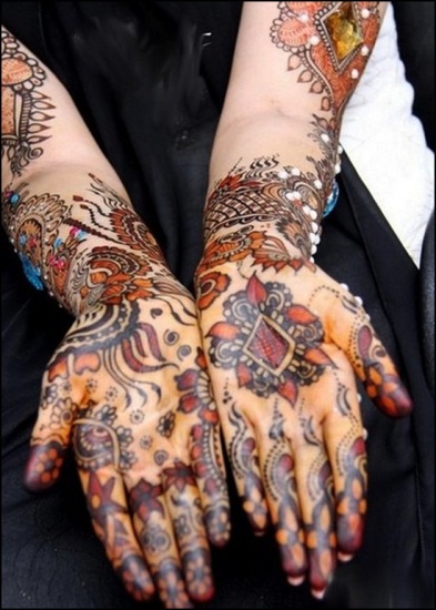 Νυφικό χρωματιστό σχέδιο Mehandi για πλήρη χέρια