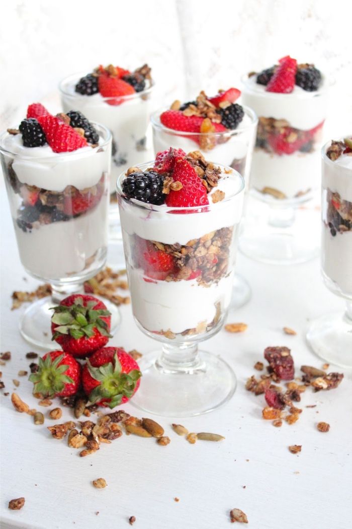 yoghurt-parfait-med-frukt-bär