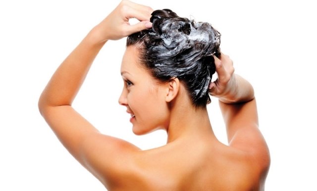 Använd ljummet vatten när du sköljer hår, schampo och balsam