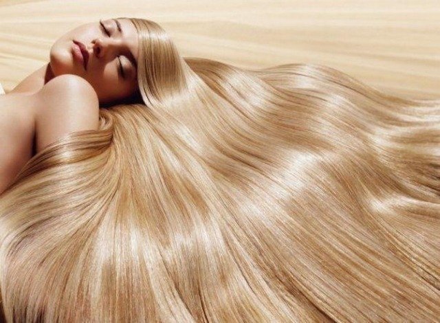 kraftfullt friskt hår blond kvinna tips hälsoglans spray