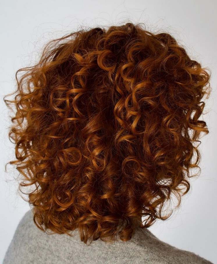 medellångt lockigt hår i orange-brunt
