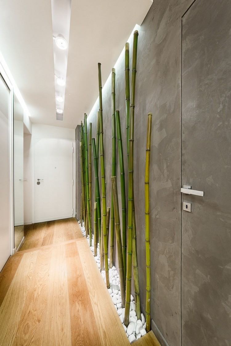 modern-inredning-idéer-korridor-trä-golv-vis-dekorativ-grus-bambu-stolpar-dekoration