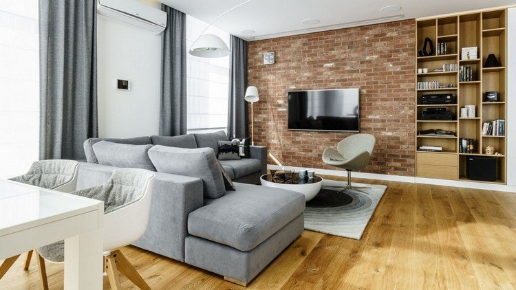 moderna möbler-idéer-vardagsrum-grå-hörn-soffa-tegel-vägg-trä-hyllor