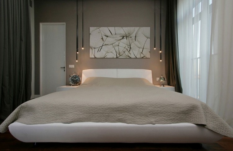 modern-möblering-idéer-sovrum-taupe-vägg-färg-vit-stoppad-säng-minimalistisk-hängande-lampor