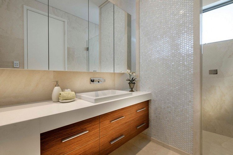 modern-inredning-idéer-badrum-kakel-spegel-skåp-vit-bänkskiva