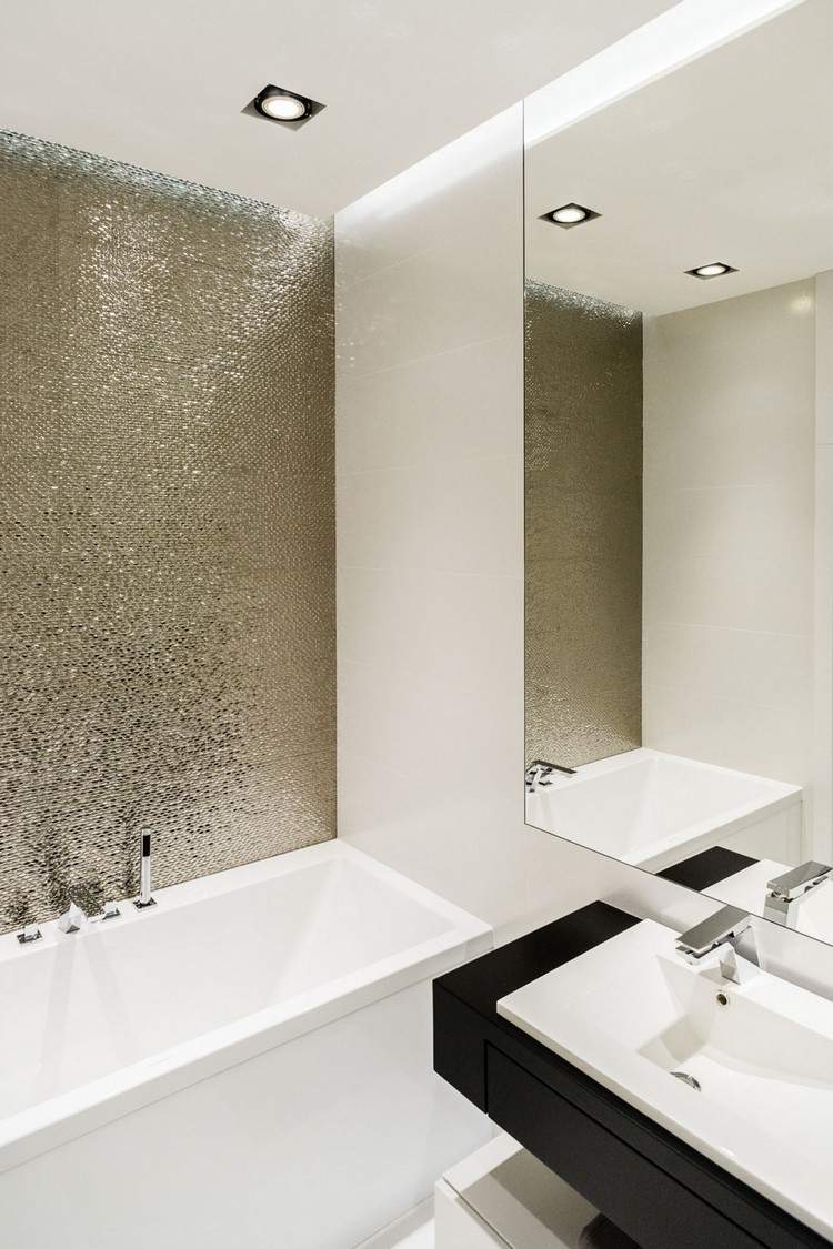 modern-möblering-idéer-badrum-upphängd-tak-gyllene-färgade-mosaik-kakel